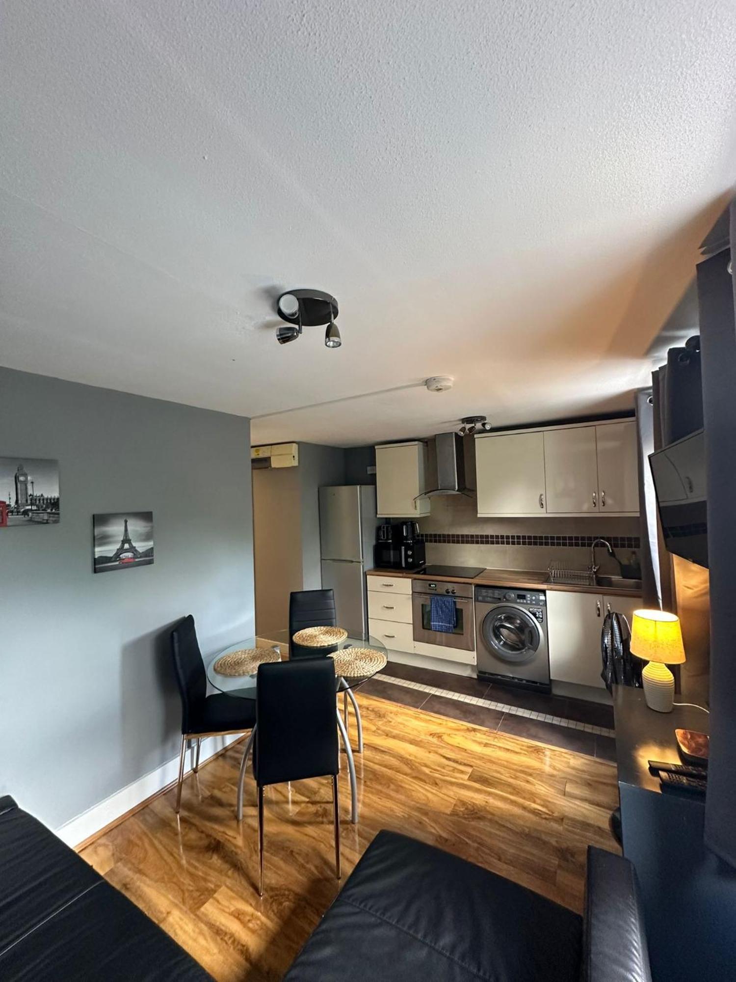 Lovely 2 Bedrooms Apartment 런던 외부 사진